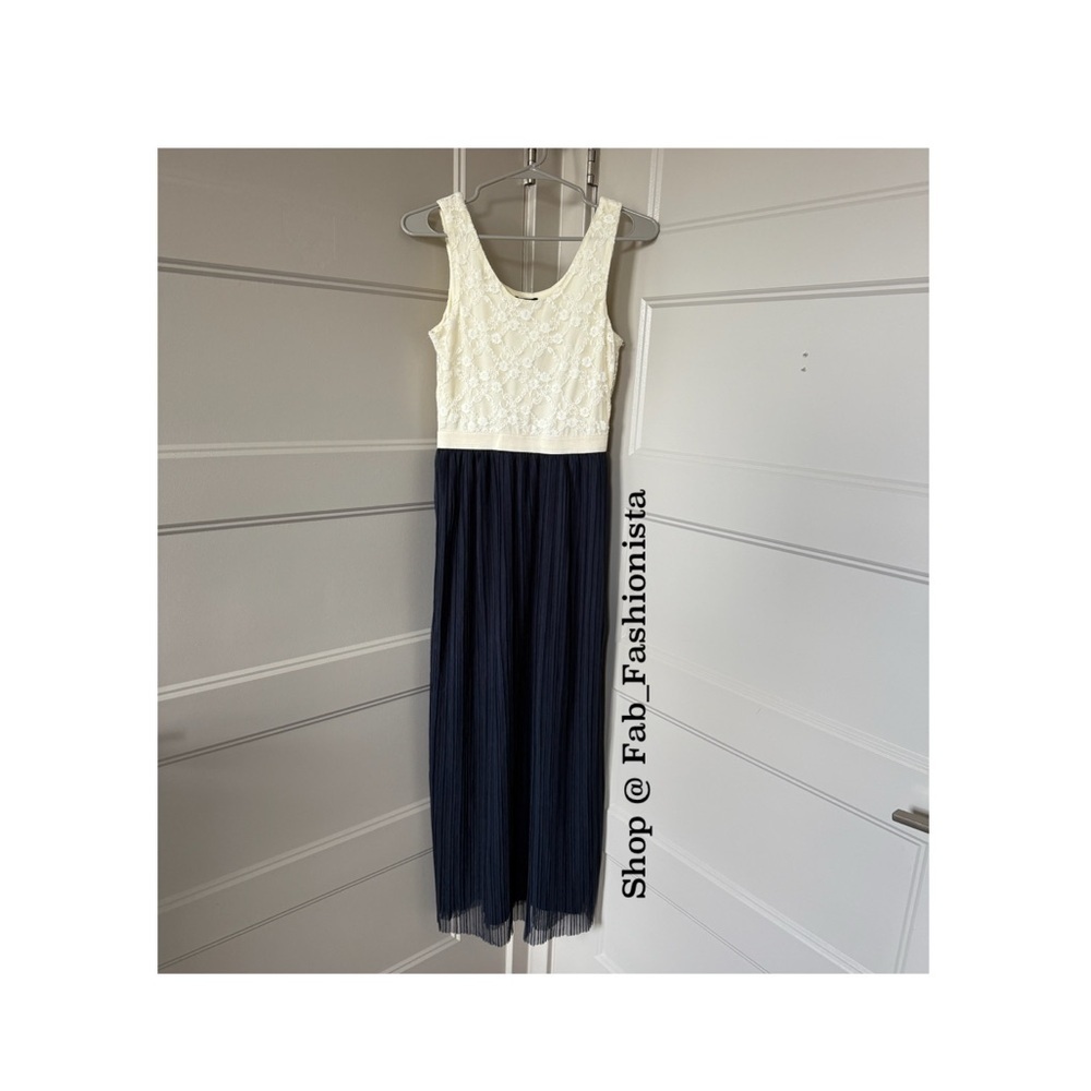 Elegant White and Navy Sleeveless Dress